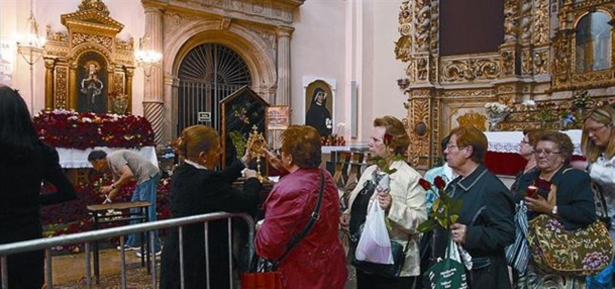 Cua per oferir flors a la imatge de santa Rita, ahir a l’església de Sant Agustí