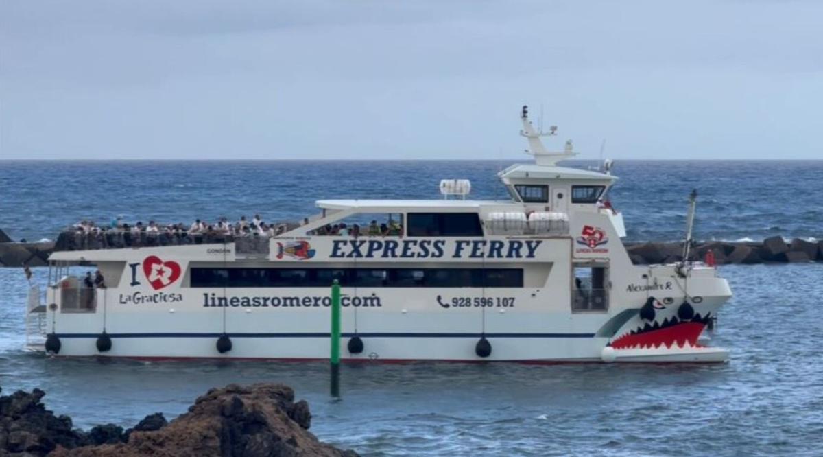 Un ferry de Líneas Romero, entra en el puerto de Órzola