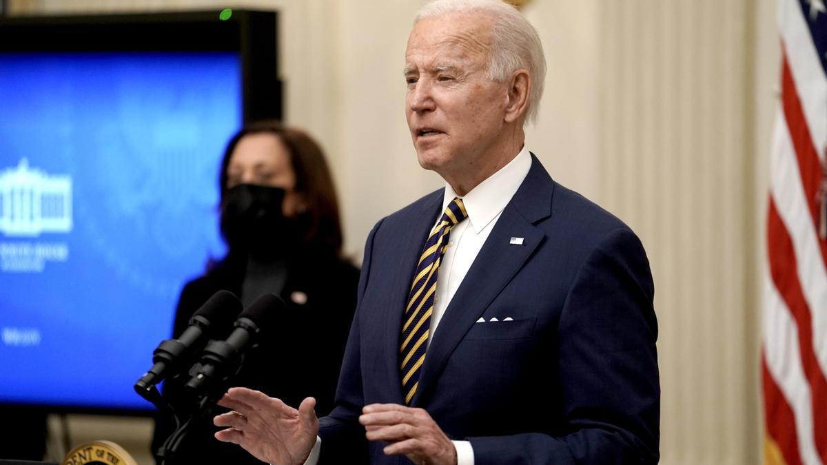 Joe Biden, este viernes, durante una rueda de prensa en la Casa Blanca ante la atenta mirada de Kamala Harris.