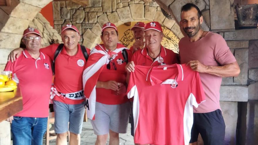 Membres de la Penya Gironina han aprofitat per anar a visitar Kiko Ratón