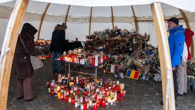 Una tienda de campaña con flores por el incendio en un bar de Crans Montana, en Suiza, que dejó 40 muertos