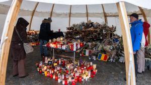 Una tienda de campaña con flores por el incendio en un bar de Crans Montana, en Suiza, que dejó 40 muertos