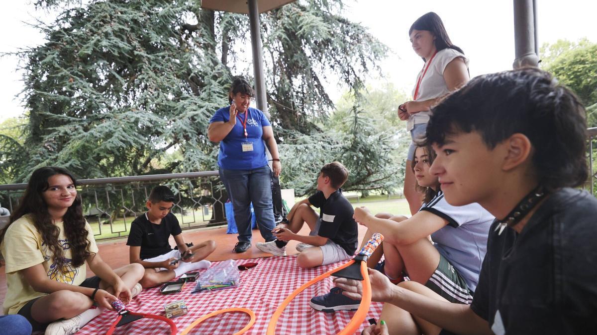 Actividades de juegos para niños en el parque Ferrera de Avilés.