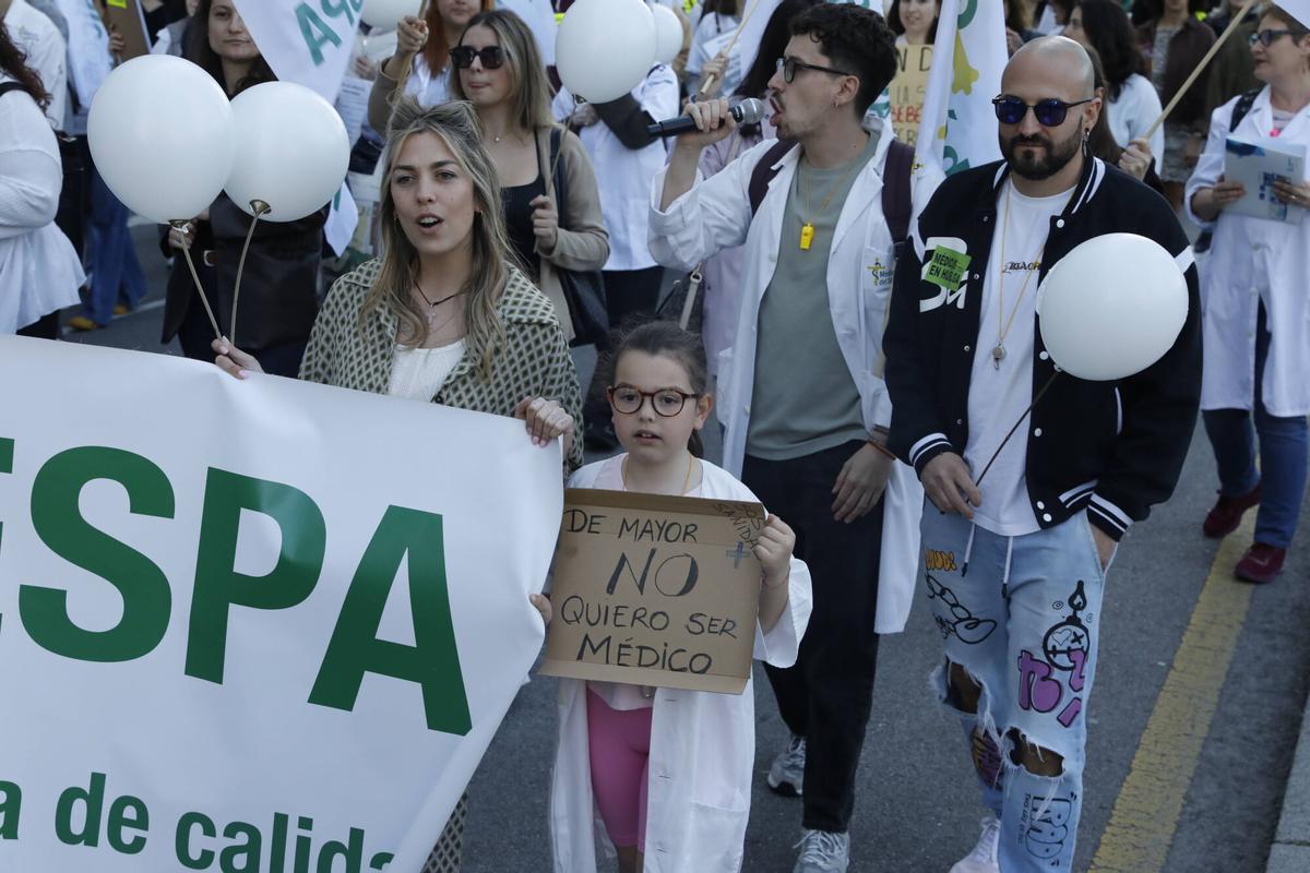 Así fue la manifestación de los médicos asturianos en Oviedo