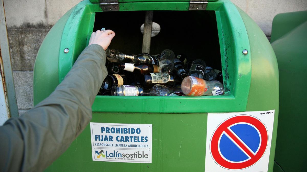 Un colector de vidrio en Lalín. // Bernabé/Javier Lalín