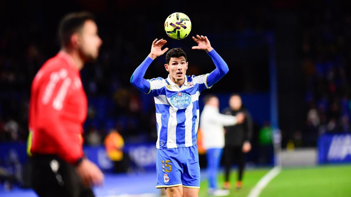 Miguel Loureiro saca de banda en el partido contra el Cádiz.