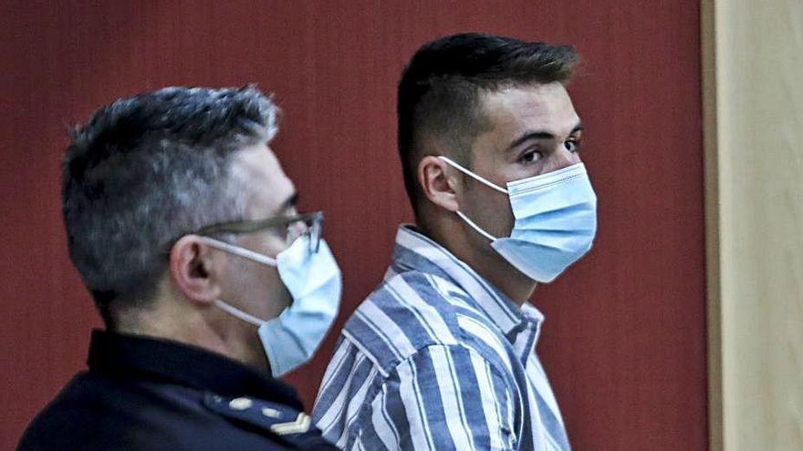 Brayan Tuero, esposado y escoltado por la Policía, durante el juicio en Gijón el pasado mes de julio.