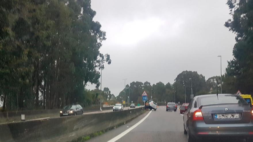 Un conductor impactó contra la mediana de la A-55 en el alto de Puxeiros. // S.P.