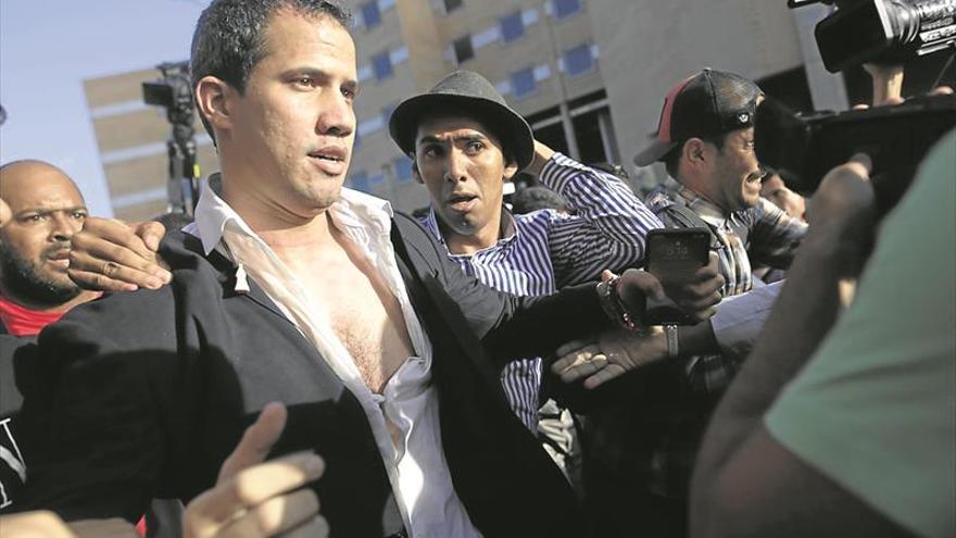 Guaidó llama a movilizarse tras su accidentado regreso