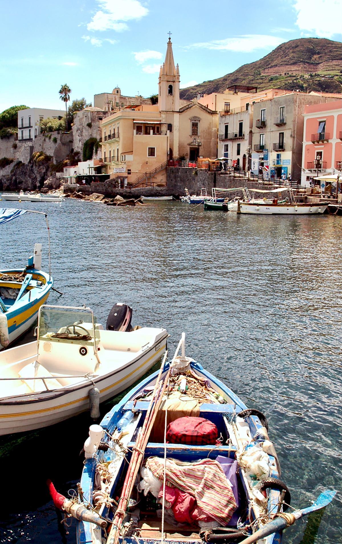 Lipari, en las islas Eolias, conserva el encanto de los pequeños puertos sicilianos frente al mar.