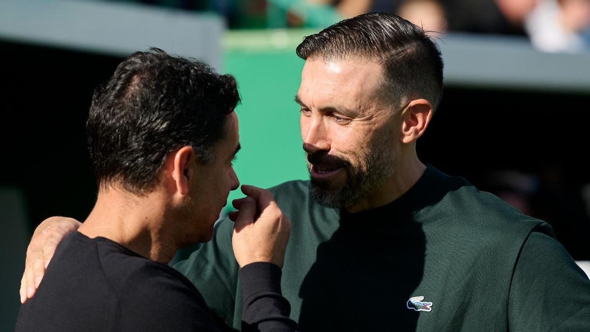 Míchel Sánchez dialoga con Eder Sarabia, antes del Elche-Girona de la primera vuelta.