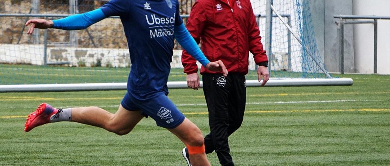 David Bellver, al fondo, dirigiendo un entrenamiento del Atzeneta esta semana