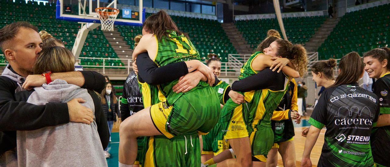 Jugadoras del Al-Qázeres se abrazan al final.