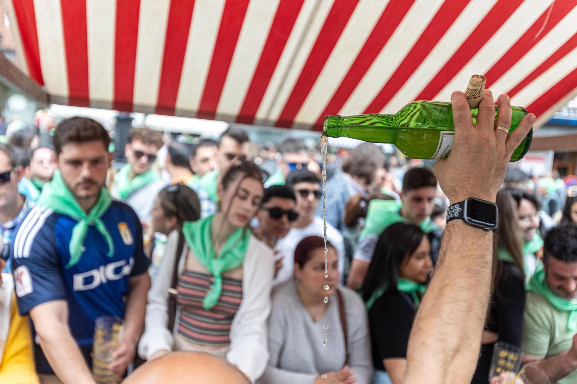 EN IMÁGENES: El buen tiempo y el oviedismo maridan una preba de la sidra multitudinaria en Gascona