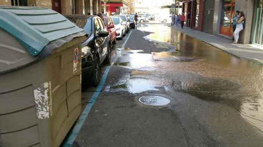 Un reventón en la red de abastecimiento de agua obliga a cortar Regimiento Toledo