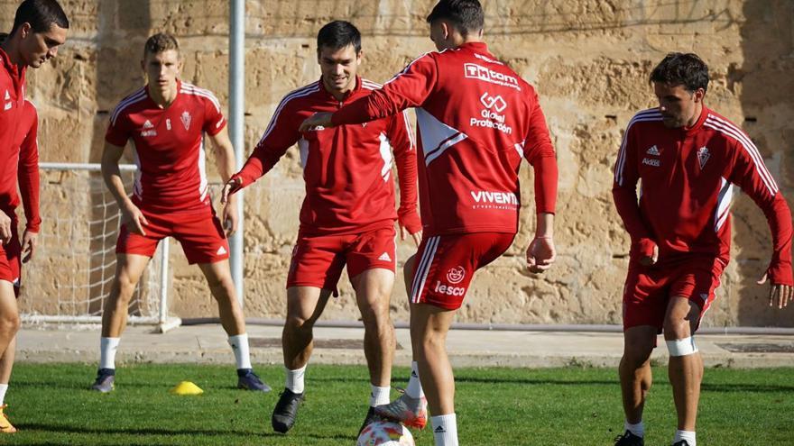 Los jugadores del Real Murcia durante el entrenamiento de ayer en Mallorca.  | PRENSA REAL MURCIA