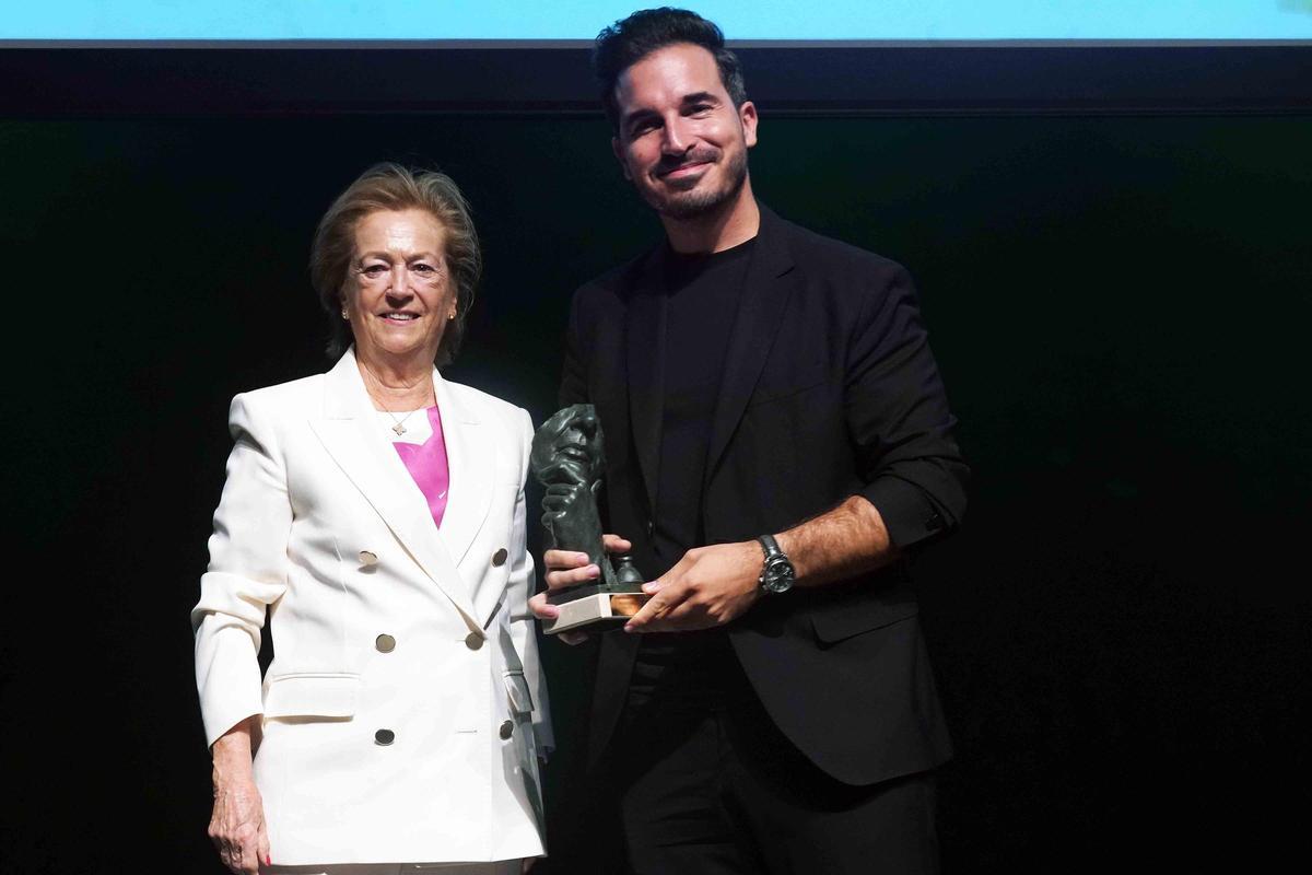 Arantza Sarasola entregó el Premio Cultura a Javier Castillo