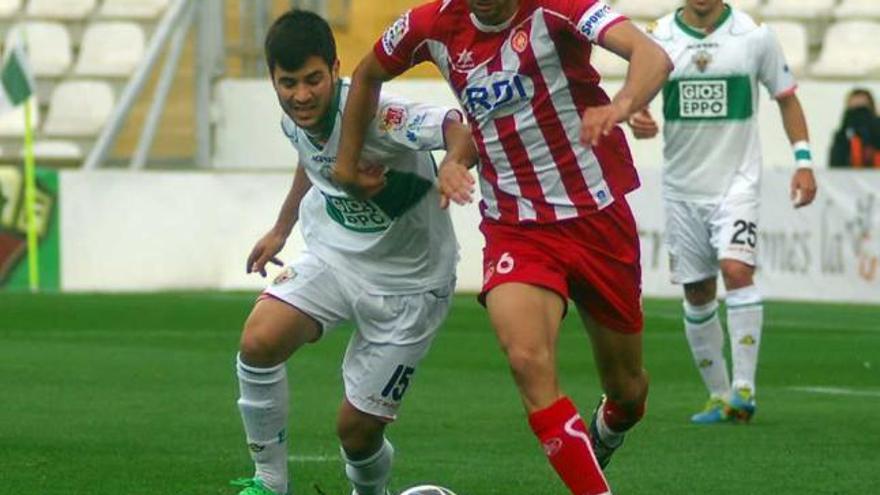 Carles Gil, a la izquierda de la imagen, consiguió que todo el fútbol de ataque franjiverde pasara por él.