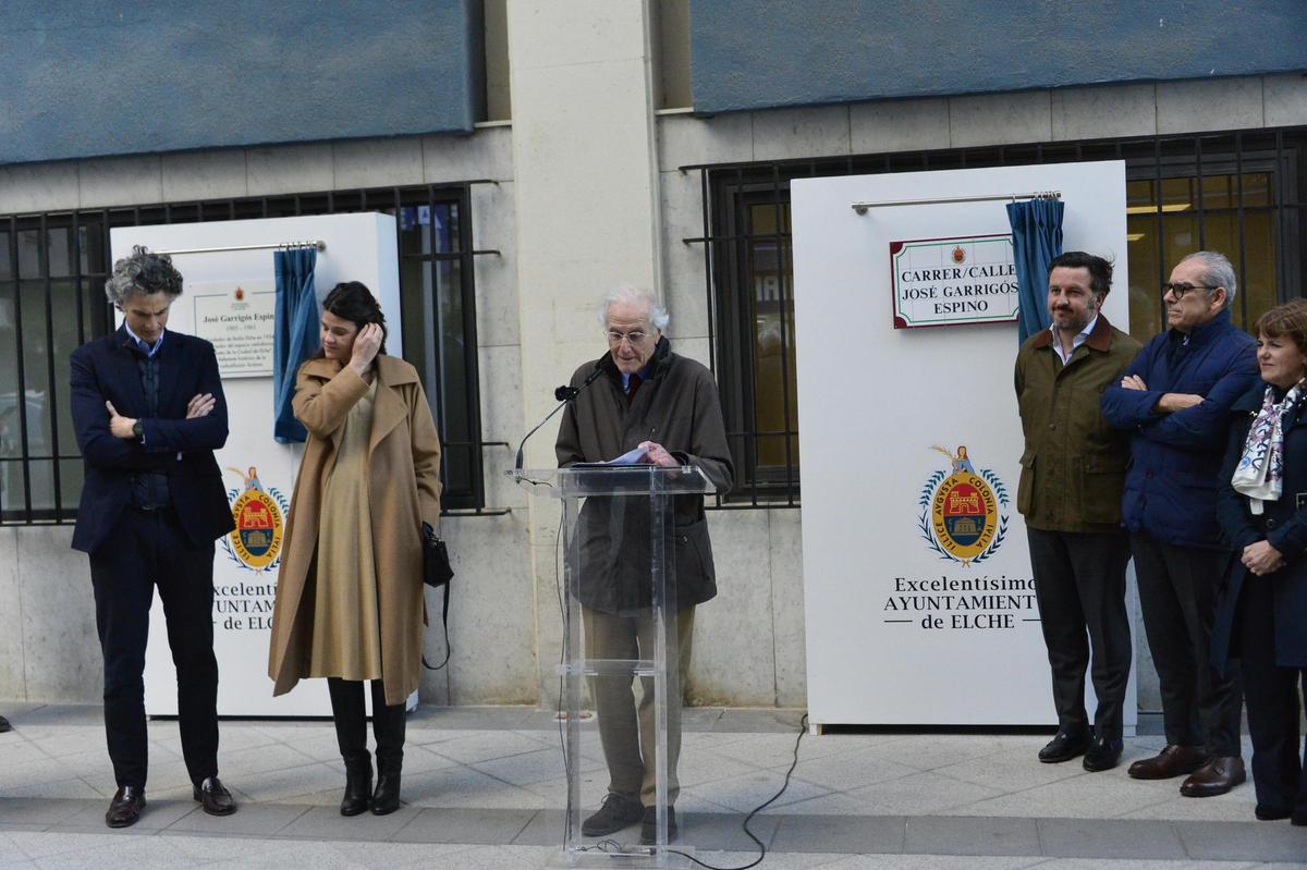 El homenajeado se dirige a los presentes agradeciendo que Elche le dedique una calle