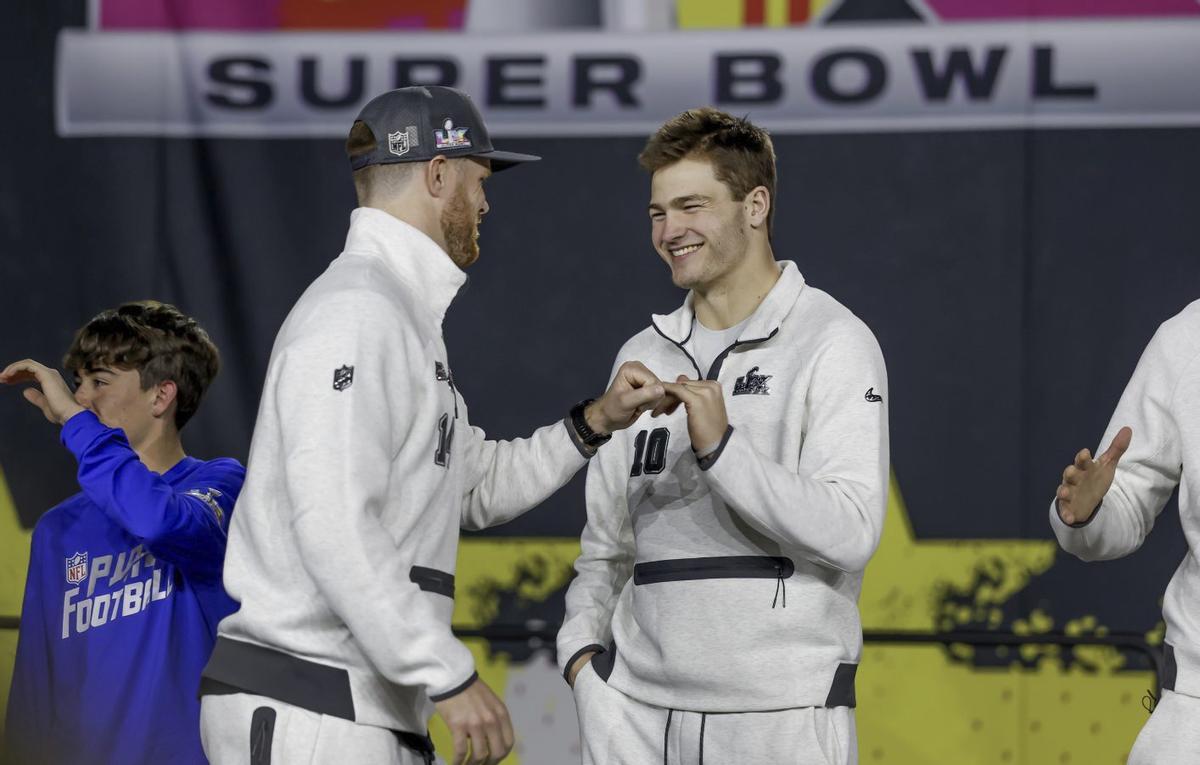 Maye y Darnold, «quarterbacks» de los finalistas, se saludan ayer en Santa Clara. | EFE