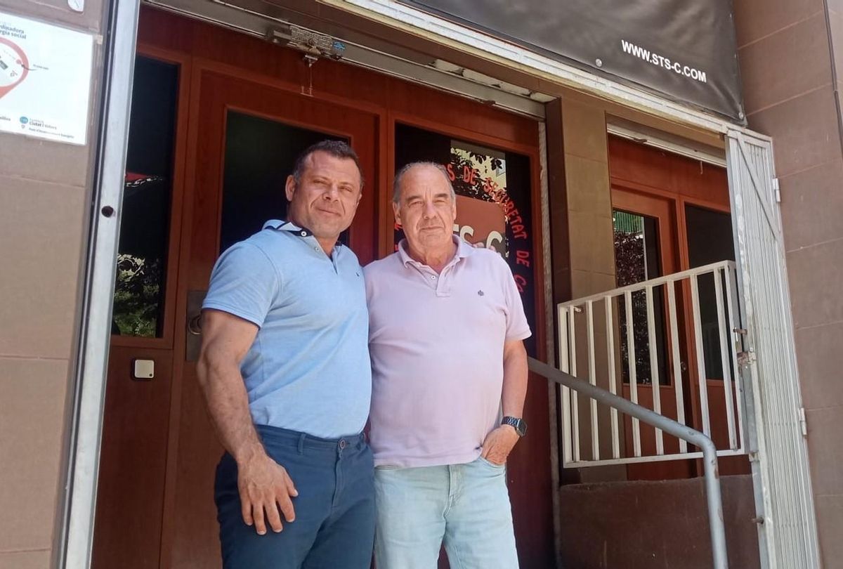 Víctor Alegre junto a Antonio Maraña en la puerta del sindicato STS-C en Barcelona