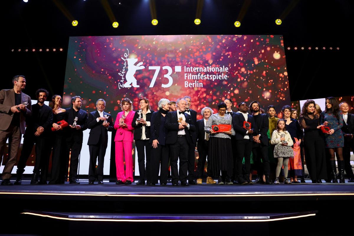 Los ganadores posan en el escenario en la ceremonia de entrega de premios del 73º Festival Internacional de Cine Berlinale en Berlín