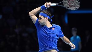 Roger Federer en acción ante el austriaco Dominic Thiem durante un partido de las Nitto Finales ATP disputado en el O2 de Londres (Reino Unido)