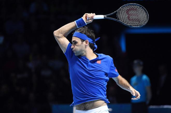 Roger Federer en acción ante el austriaco Dominic Thiem durante un partido de las Nitto Finales ATP disputado en el O2 de Londres (Reino Unido)