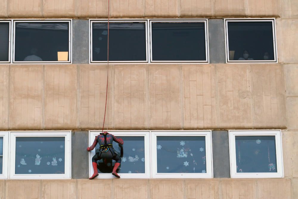 El Materno Infantil recibe la visita sorpresa de Spiderman