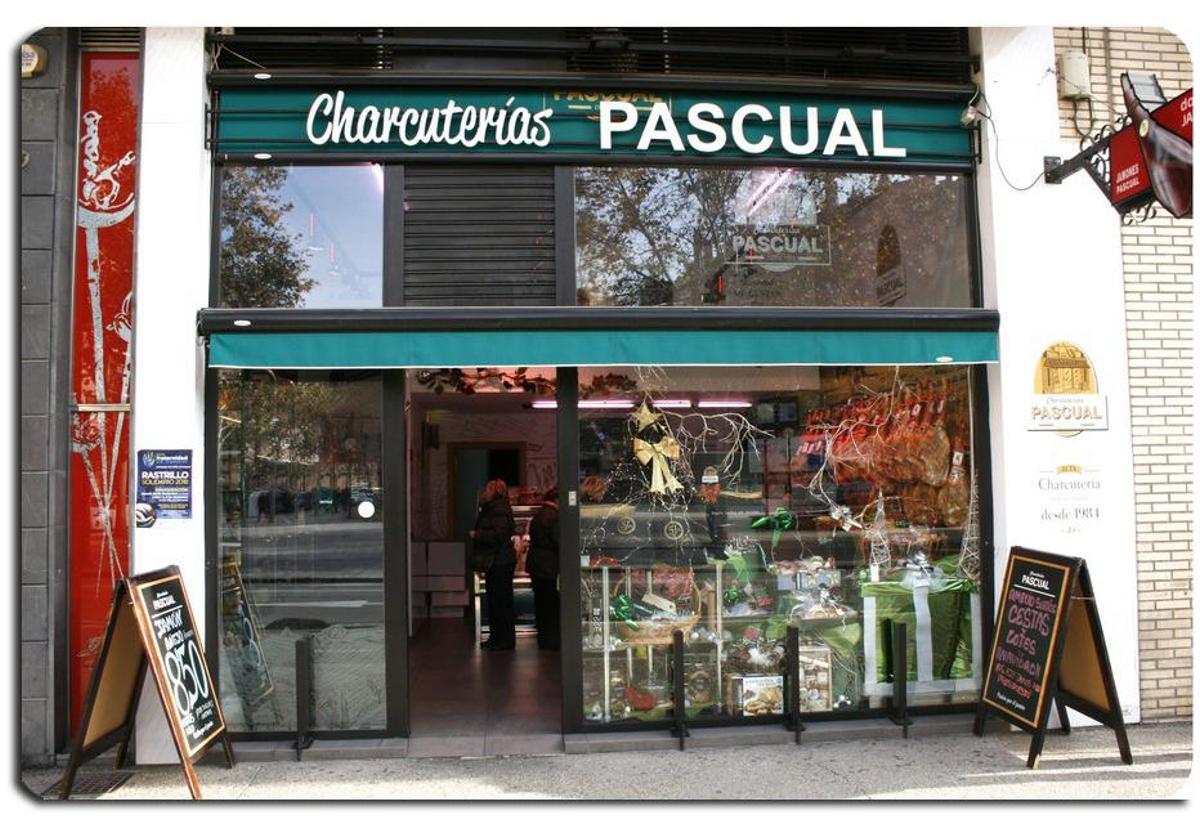 La charcutería zaragozana cierra tras 42 años atendiendo a los zaragozanos.