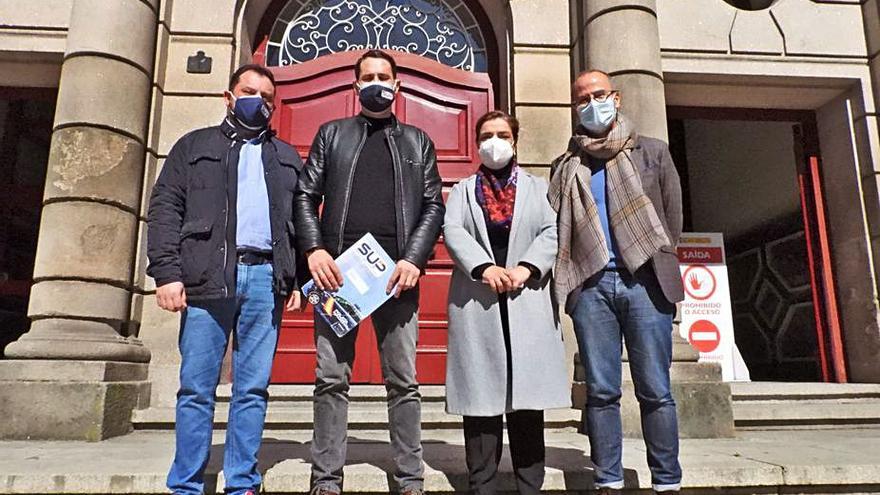 Antonio Pousa y Roberto González, del SUP, con Flora Moure y Jesús Vázquez, del PP. // FERNANDO CASANOVA