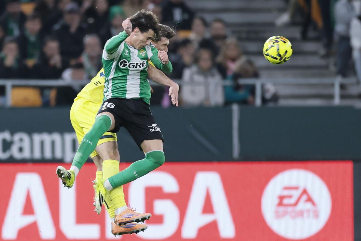Valentín Gómez pelea un balón con Pau Navarro durante el partido de LaLiga EA Sports que Real Betis y Villarreal CF disputan este sábado en el estadio de La Cartuja.