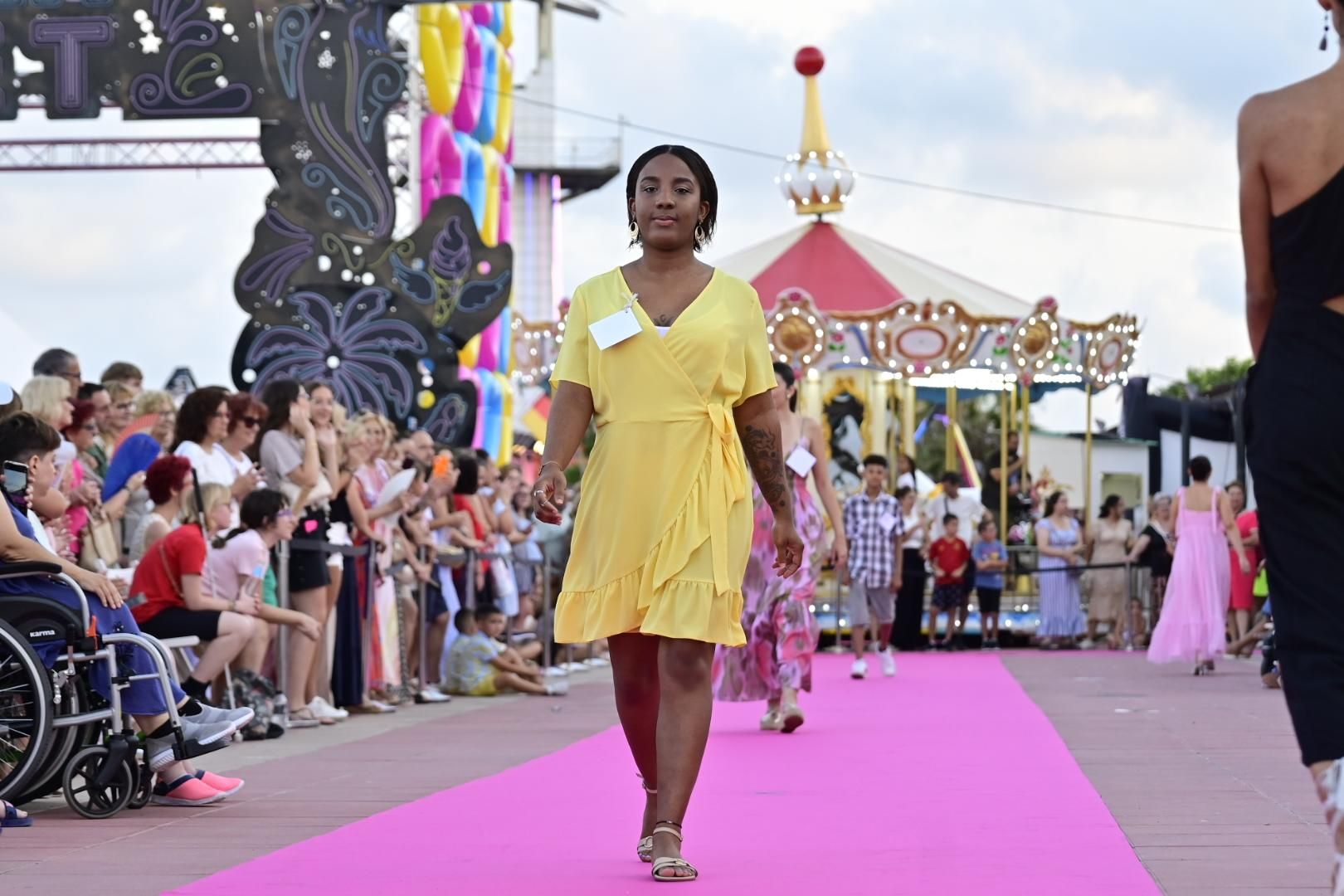 El Moll de Costa se viste de moda con el desfile solidario de Cáritas