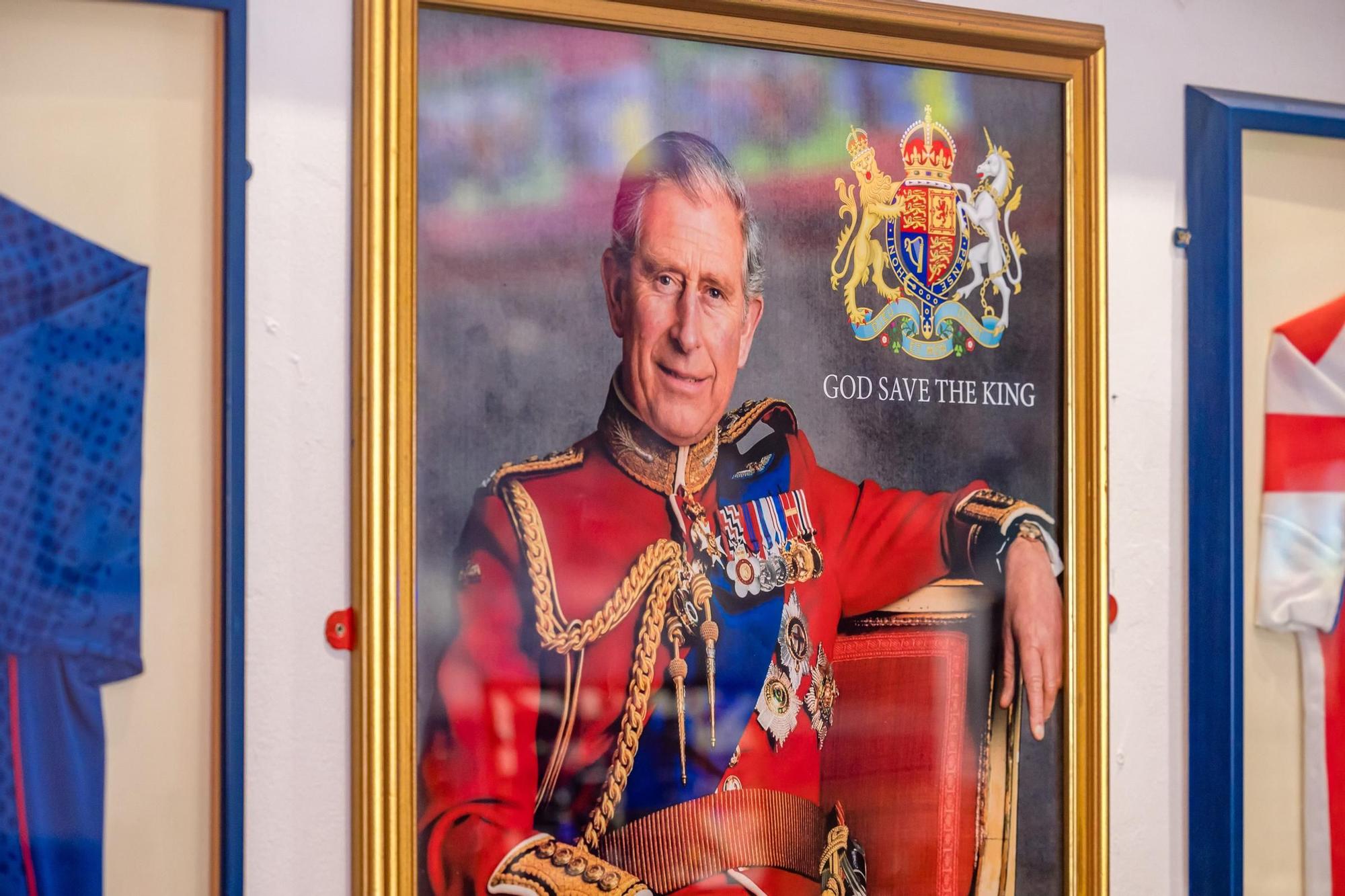 Las calles y terrazas de Benidorm llenas para celebrar la coronación de Carlos III