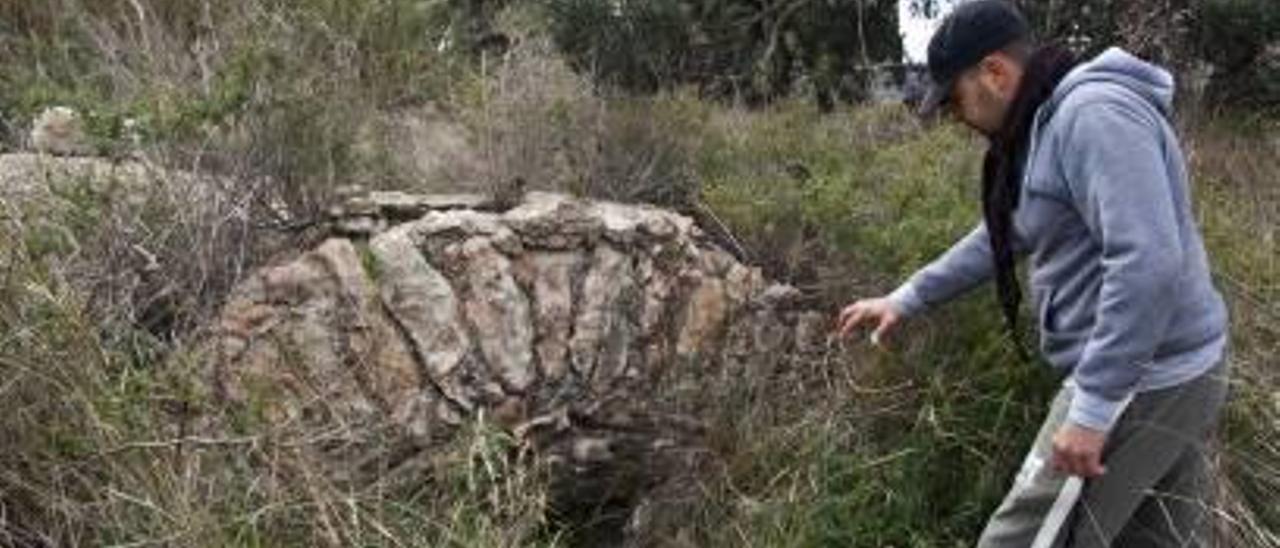 El aljibe, con bóveda de cañón, se encuentra semioculto. A la derecha, arriba, base sobre la que se asentaba una noria. Abajo, acceso a la mina de agua subterránea.