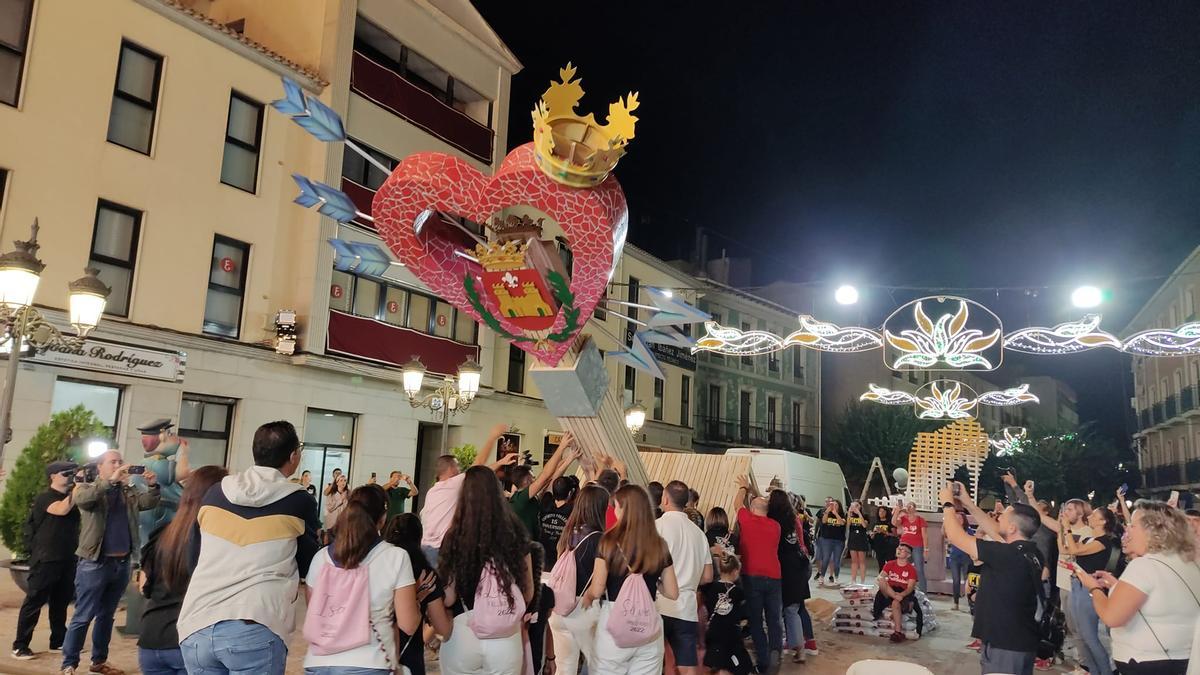 El montaje de la Falla Oficial anoche en la plaza del Ayuntamiento de Elda.