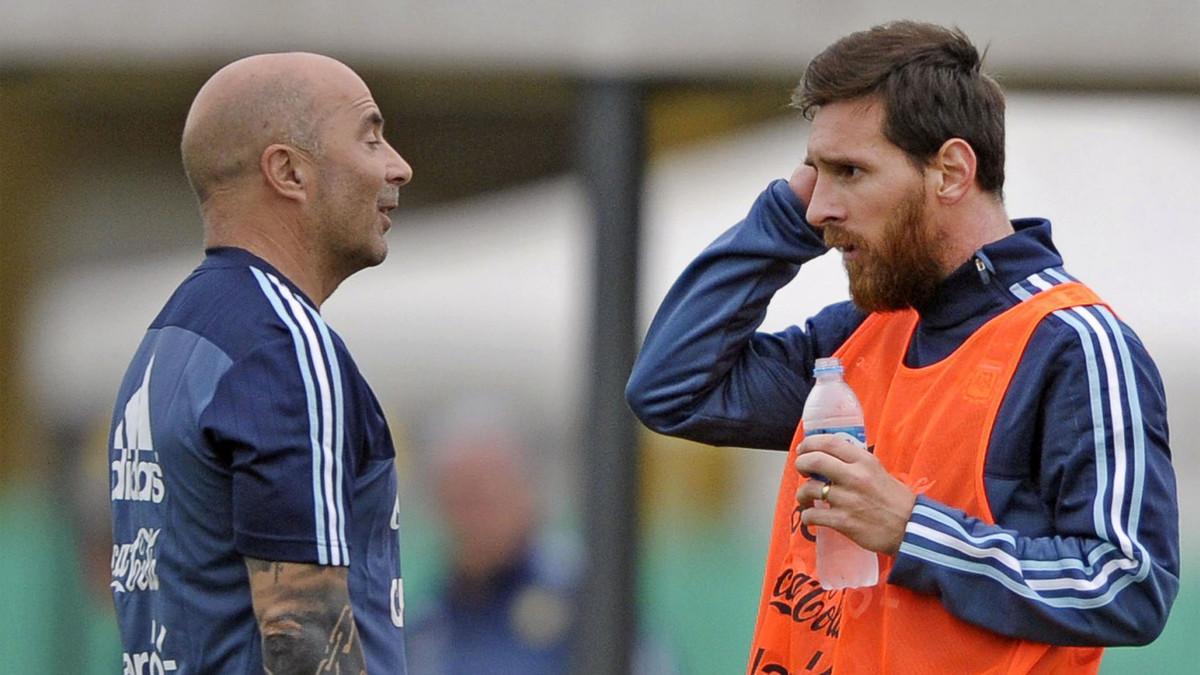 Messi charla con Sampaoli en la concentración argentina