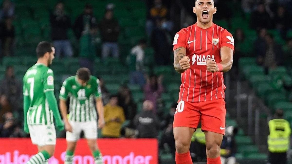 Diego Carlos celebra el último triunfo del Sevilla en casa del Betis