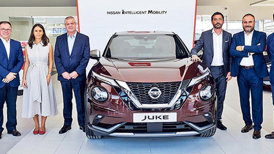 Josep Marí Ribas, alcalde de Sant Josep y María Fajarnés, consellera de Economía, junto al equipo de Nissan.