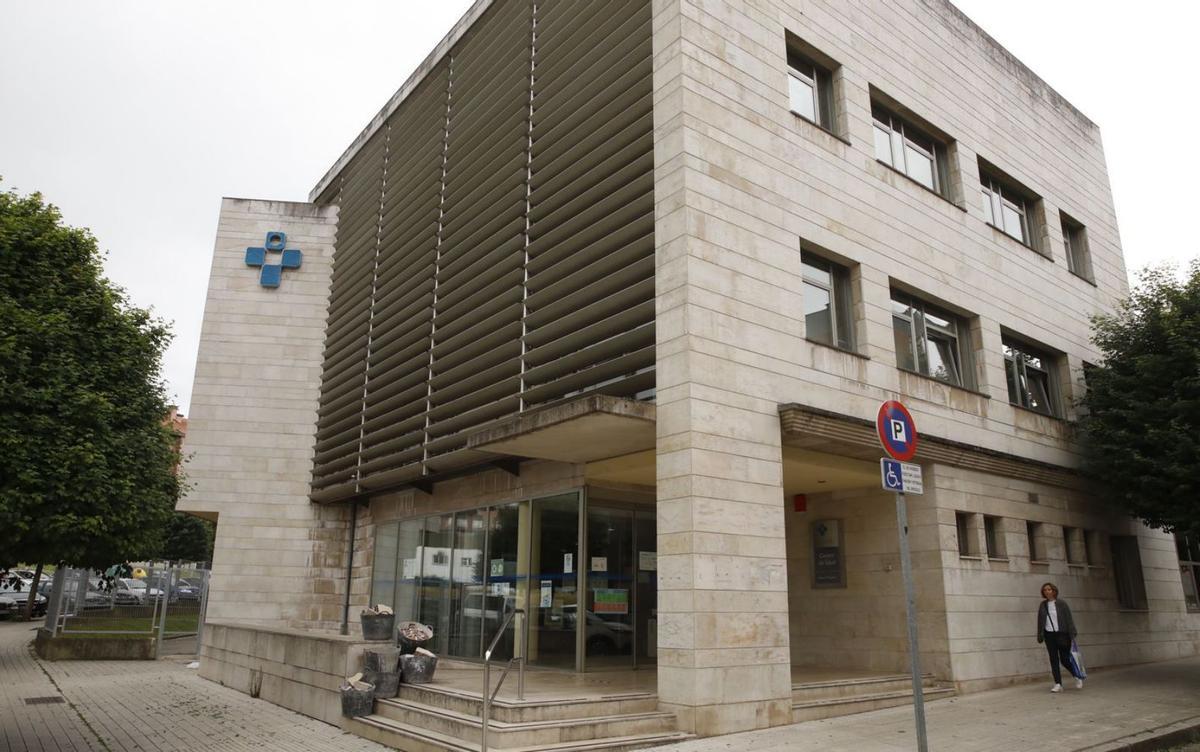 Exterior del centro de salud de Roces-Montevil.