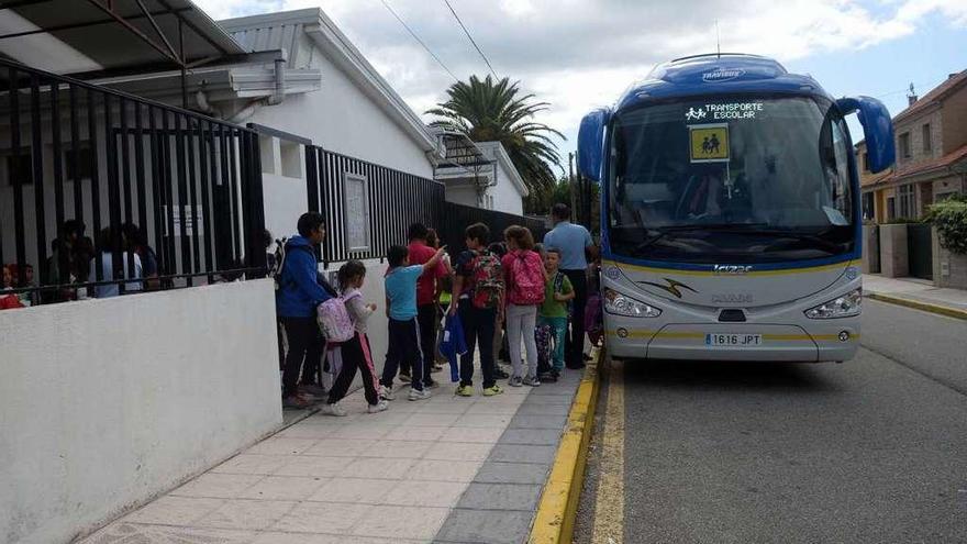 El CEIP Rosalía de Castro de Carril solo tiene autobús a la salida del comedor, no de las clases. // N. Parga