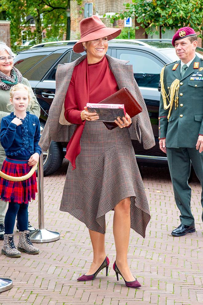 Maxima de Holanda con falda y chaqueta tweed en Amsterdam