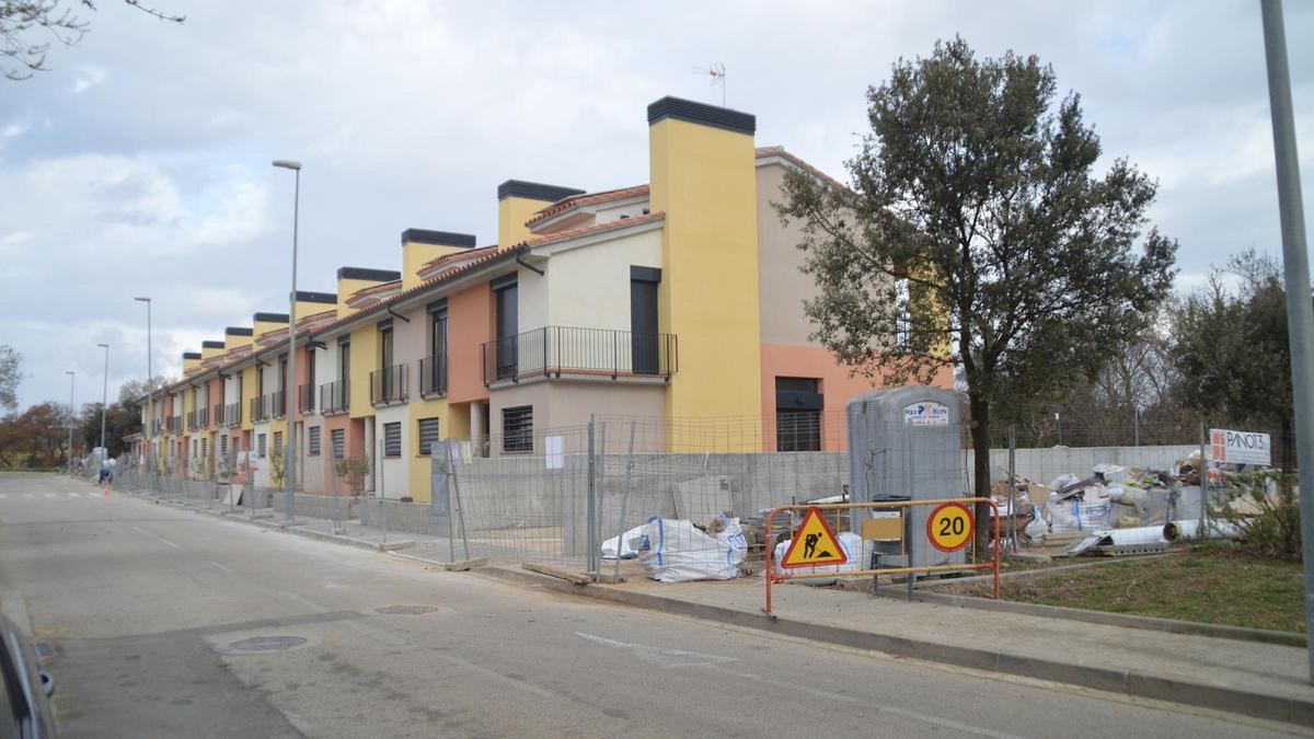 Els habitatges estan situats al carrer Mercè Rodoreda