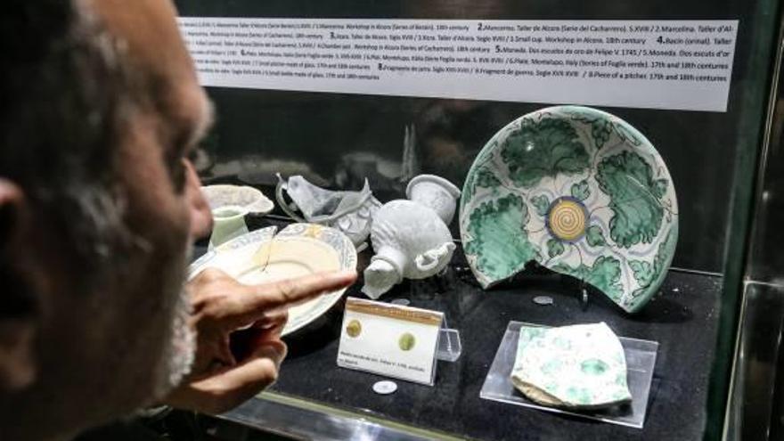 El edil Rafael Almagro muestra el plato, que está expuesto en el Museo de La Muralla.