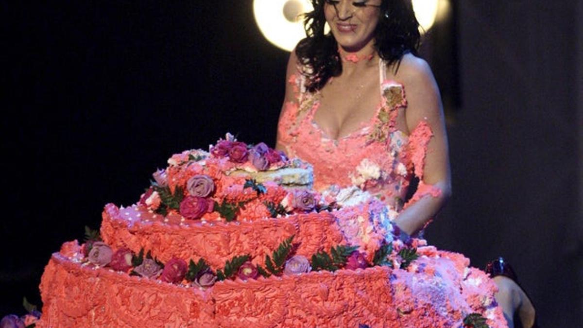 Katy Perry sobre una tarta
