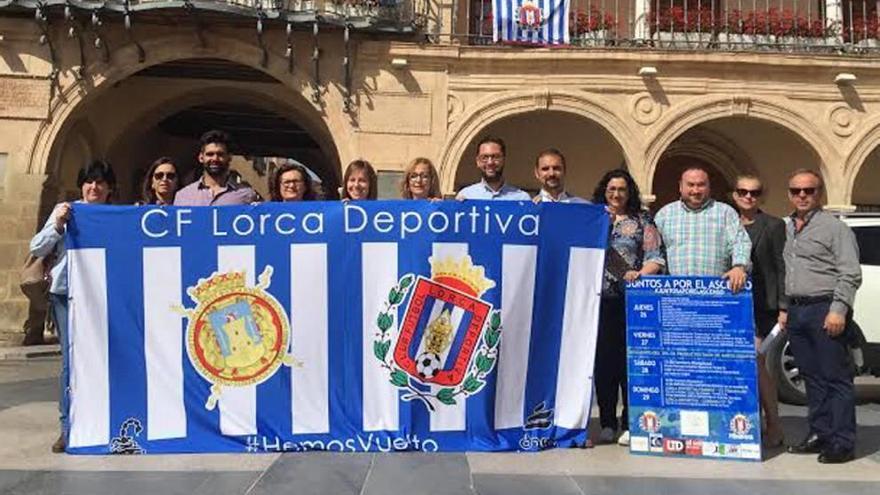 Lorca se tiñe de blanquiazul