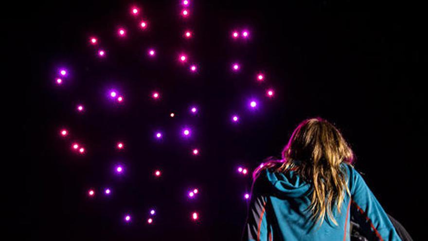 Dos moments d&#039;un espectacle de drons de Flock Drone Art