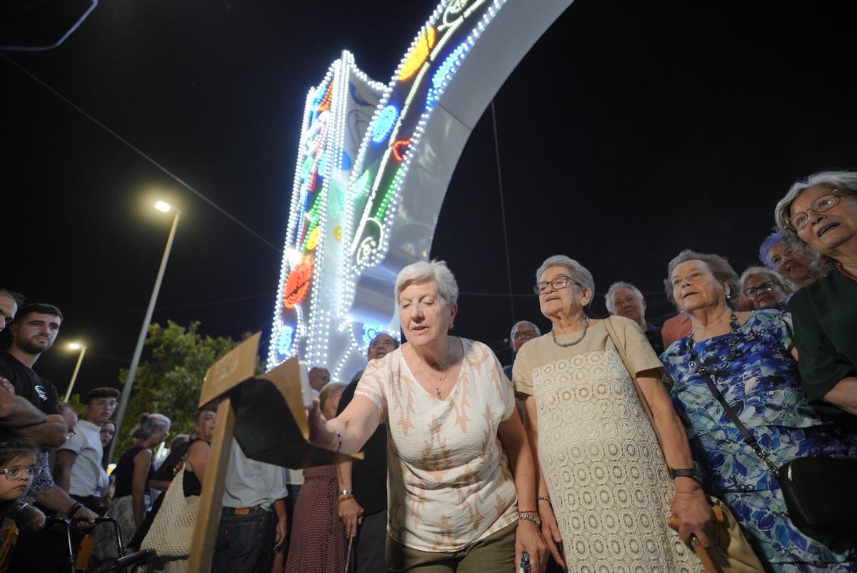 Uno de los momentos del encendido, con los representantes de los mayores preparados para accionar el botón que ilumina el ferial.