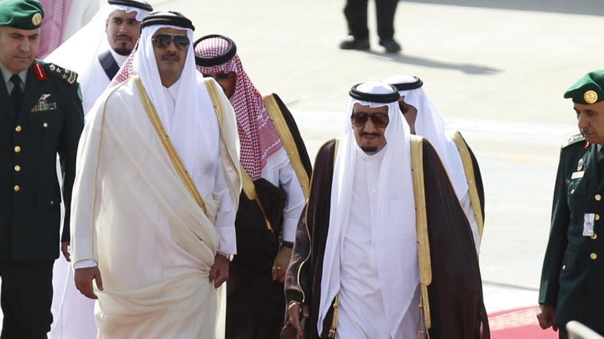 El rey saudí Salman bin Abdulaziz, con el emir de Qatar, en 2015.