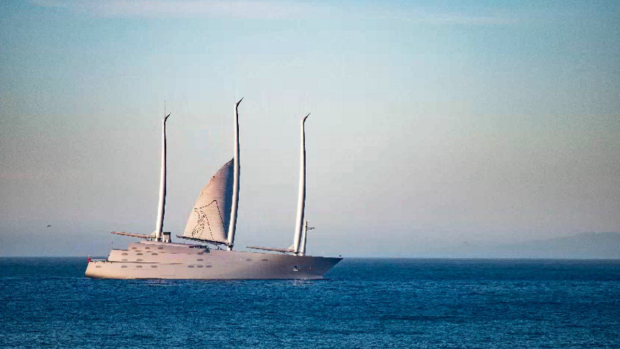 El velero en aguas de Cartagena antes de llegar a Navantia.